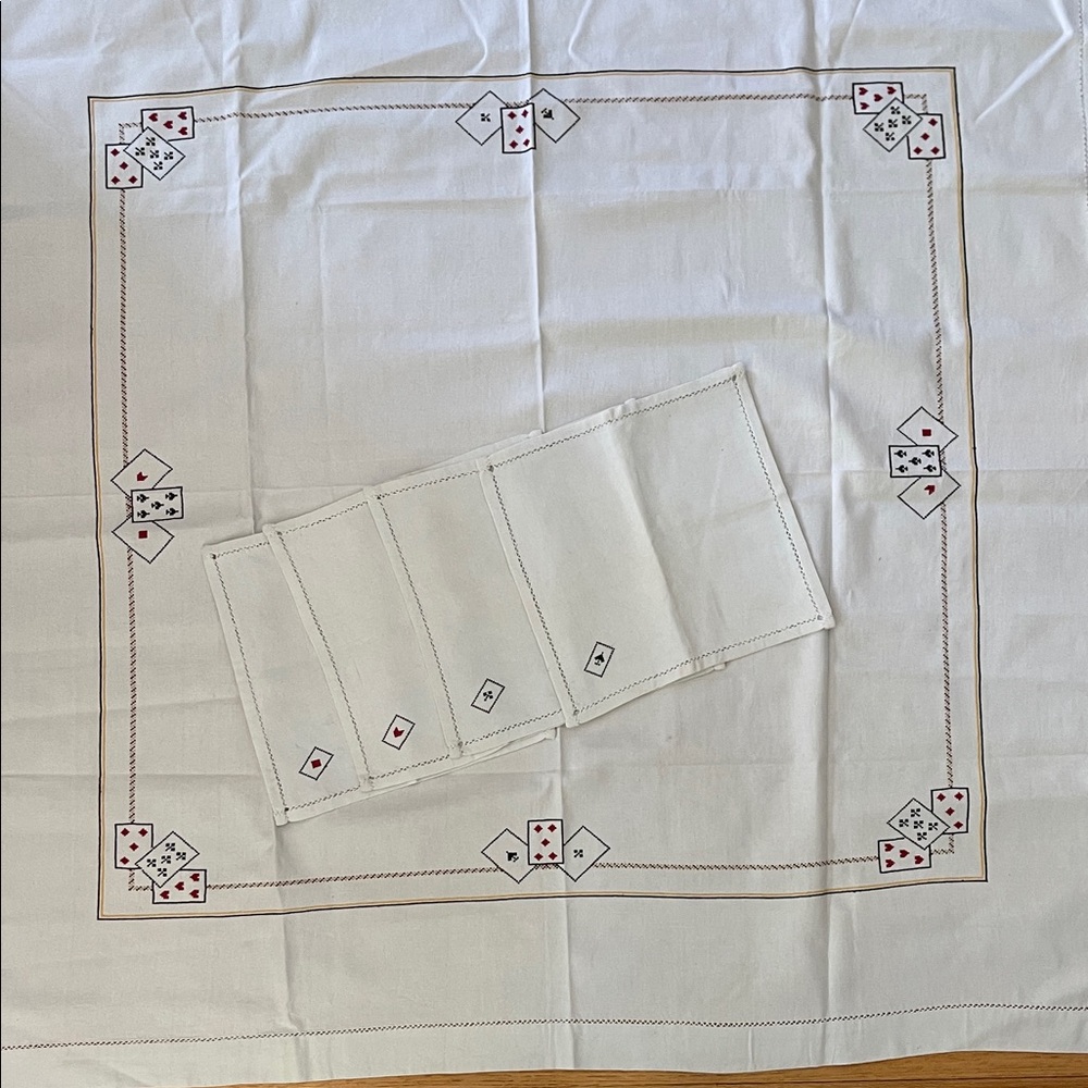 New Elegant White Tablecloth with Playing Card Design + 4 napkins